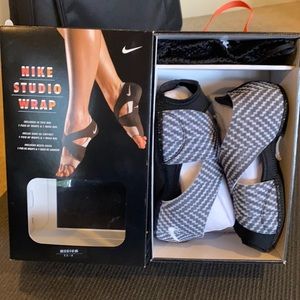 New Nike Studio Wrap size Medium with wash bag. Perfect for barre class!
